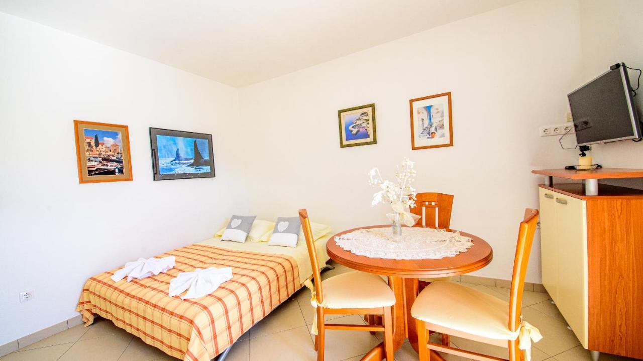 Apartments Mija Бол Экстерьер фото